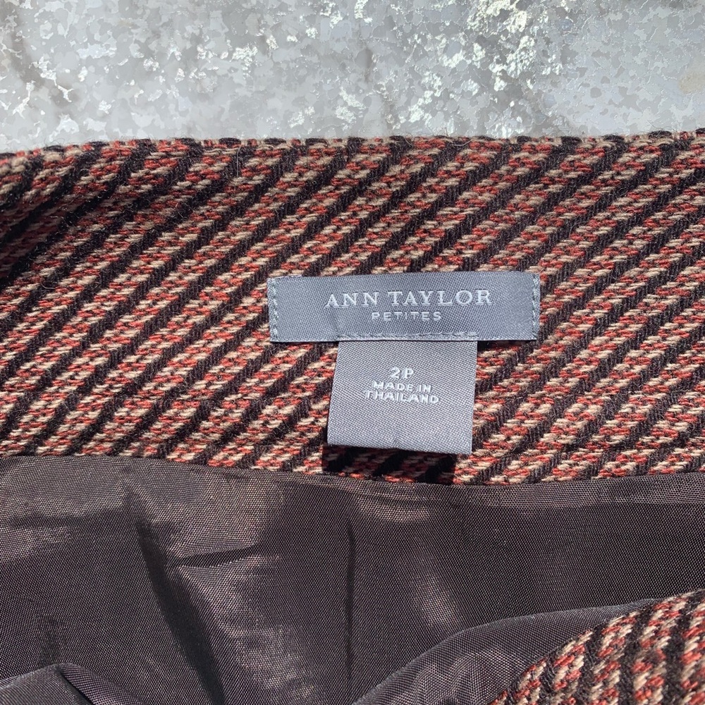 Ann Taylor skirt 2 petite - Picture 2 of 4